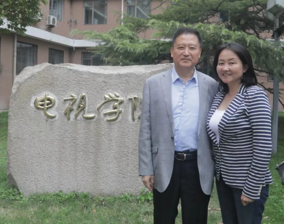 王晓航(左)和杨阳(右)在电视学院大石头前合影